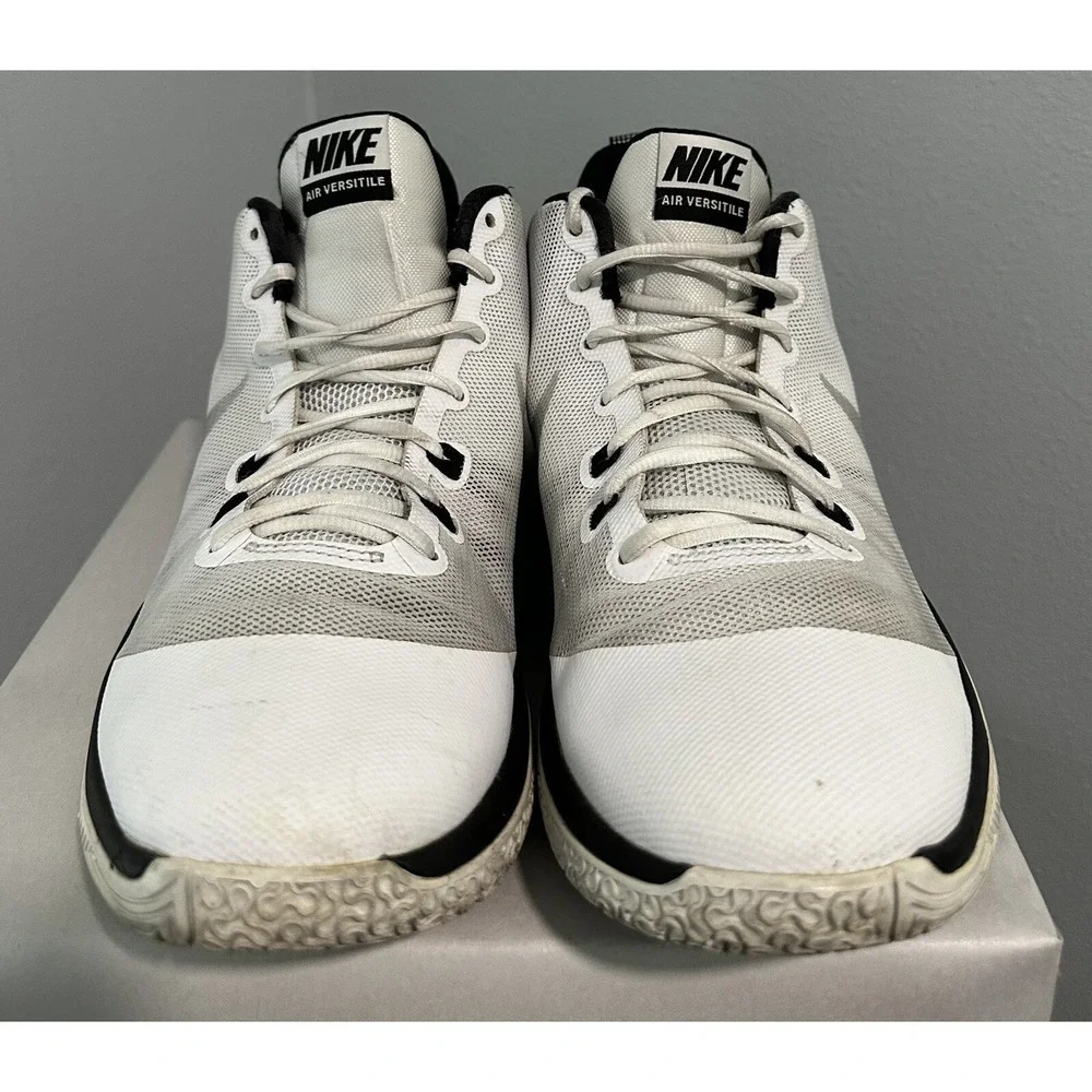 Nike Mens Air Versitile 852431-100 White Black Running Shoes Lace Up Size 11.5